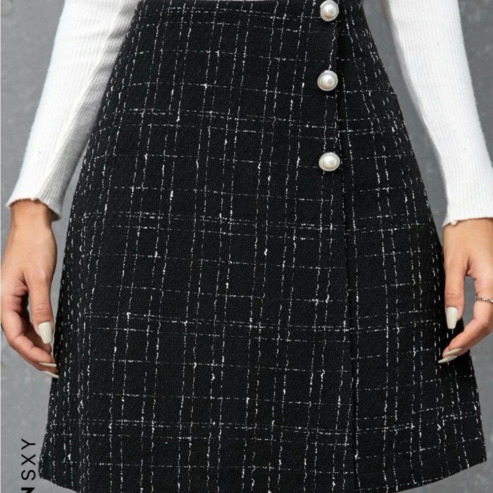 NWOT, Black tweed skirt with three pearls